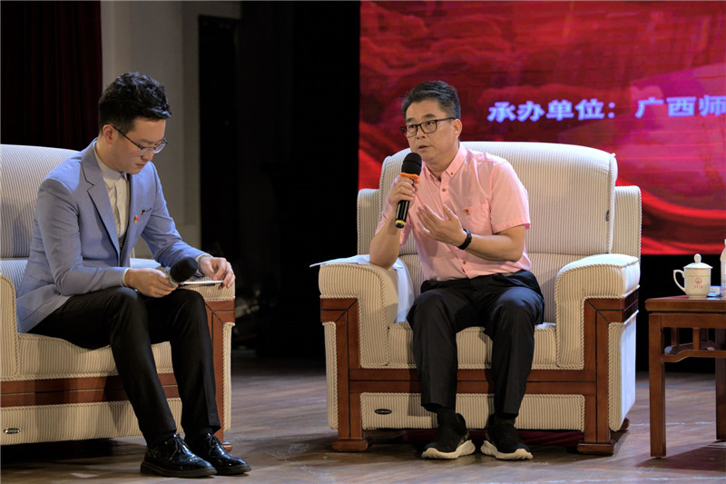 4《新時(shí)代的青春之歌黃文秀》的作者，廣西文聯(lián)秘書長(zhǎng)兼廣西戲劇家協(xié)會(huì)常務(wù)副主席林超俊做分享.jpg
