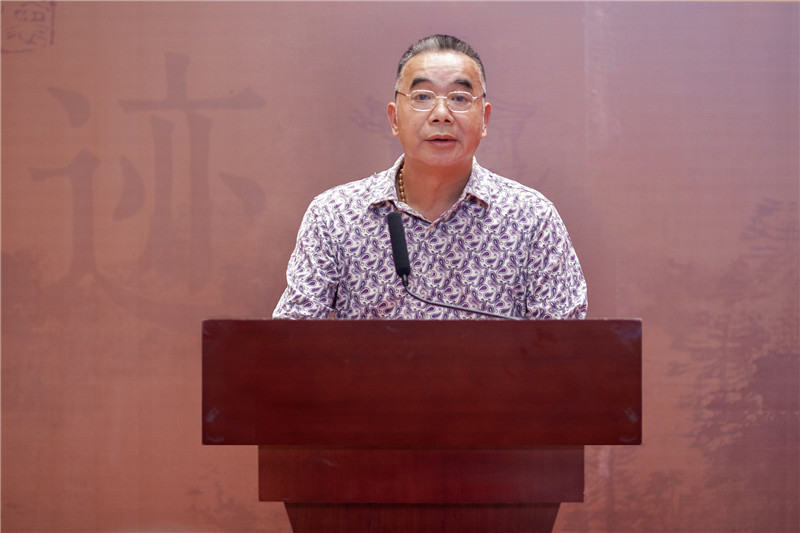 3廣西美術(shù)家協(xié)會(huì)副主席、桂林市美術(shù)家協(xié)會(huì)主席張賢宣讀賀信.jpg