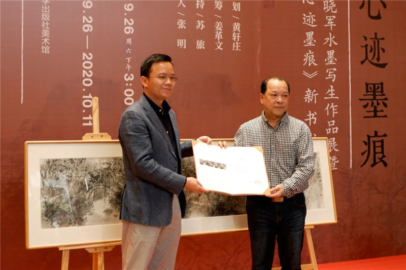 5集團(tuán)公司黨委副書(shū)記、總編輯湯文輝代表廣西師范大學(xué)出版社集團(tuán)接受白曉軍先生的藝術(shù)作品捐贈(zèng).jpg