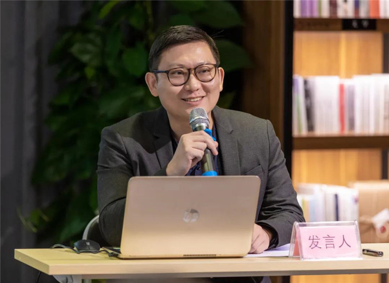 21廣州美術(shù)學(xué)院中國畫學(xué)院嶺南畫派研究中心主任、助理研究員王艾作題為《鷺之意味：陳文希創(chuàng)作中的離散因素——兼談粵籍藝術(shù)家在東南亞地區(qū)的現(xiàn)代主義實(shí)踐》的發(fā)言（黃珊虎 攝）.jpg