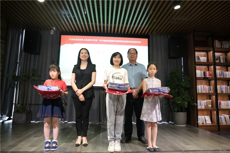 桂林市婦聯(lián)副主席李彬棠（第二排左一），廣西師范大學出版社集團黨委書記、董事長黃軒莊（第二排右一）為大賽二等獎家庭代表頒獎.jpg