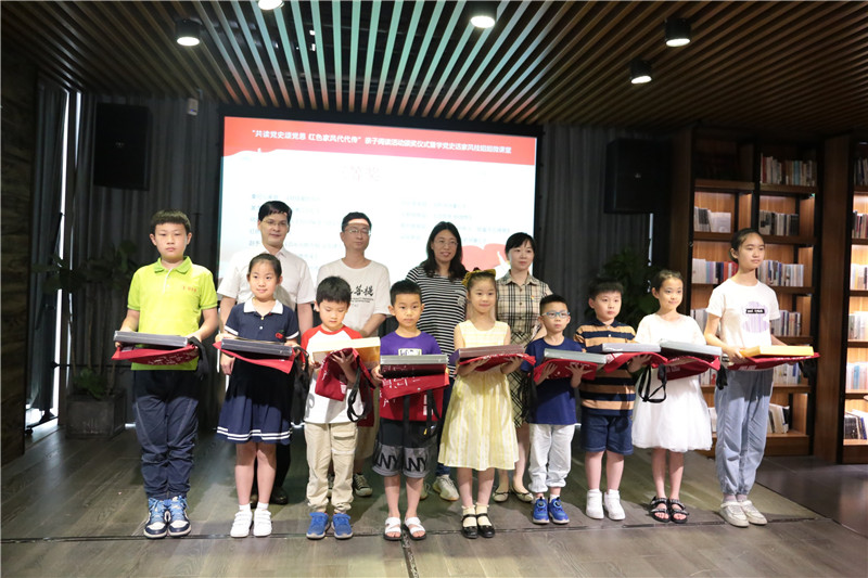 共青團桂林市委少年部部長 胡限（第二排右二）、桂林市教育局辦公室副主任陳婷（第二排右一）、廣西師范大學出版社集團副總裁施東毅（第二排左一）為大賽三等獎家庭代表頒獎.jpg