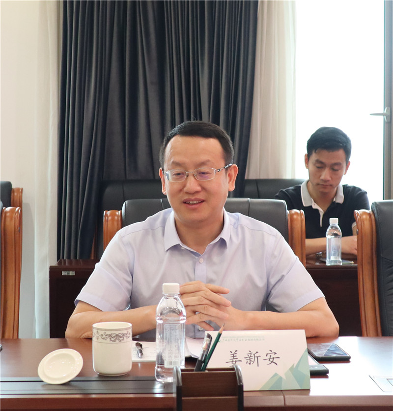 廣西證監(jiān)局黨委書記、局長姜新安做總結(jié)講話.jpg