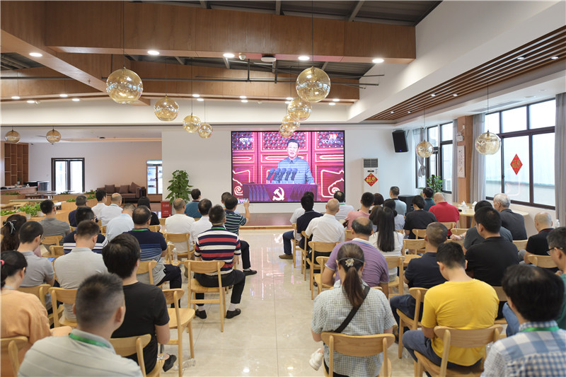 1.集體收看慶祝中國共產(chǎn)黨成立100周年大會——李顯楊 攝.jpg