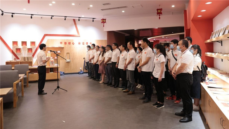 1出版社集團(tuán)黨委委員、副總裁施東毅為大家上黨課.jpg