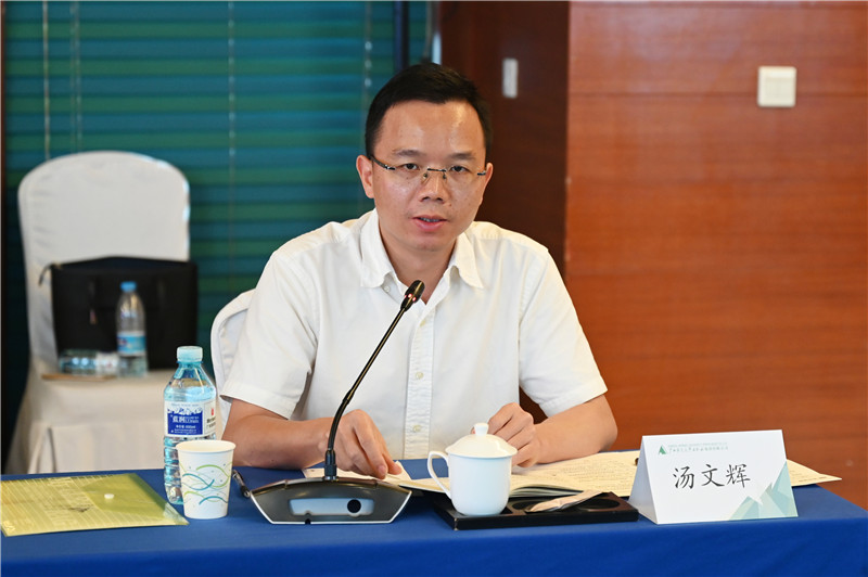 19 廣西師范大學出版社集團黨委副書記、總編輯湯文輝主持論壇（李顯楊 攝）.jpg