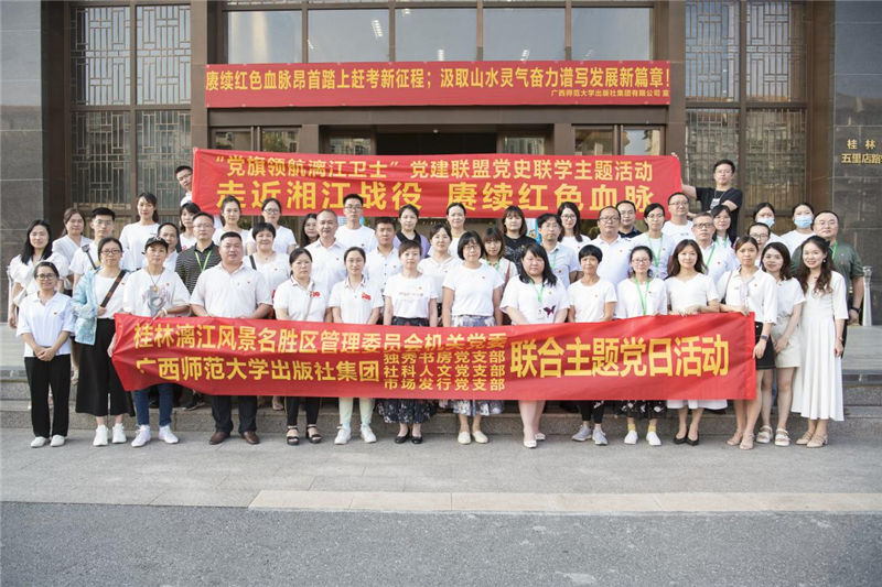 合影留念（攝影：實習(xí)生梁本）.png