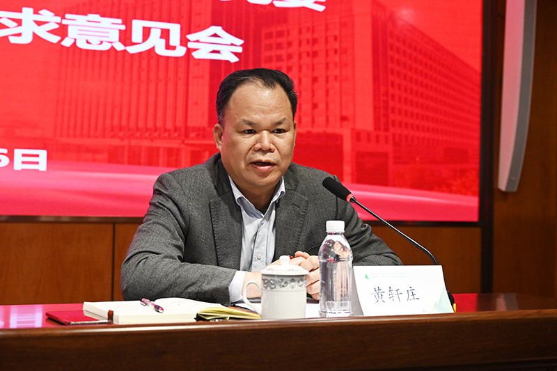 3.出版社集團(tuán)黨委書記、董事長黃軒莊作表態(tài)講話.JPG