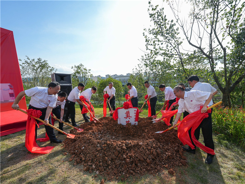福泉市領(lǐng)導(dǎo)、廣西師大領(lǐng)導(dǎo)、廣西師大出版社領(lǐng)導(dǎo)等嘉賓為獨秀書房·福泉店培土奠基.jpg