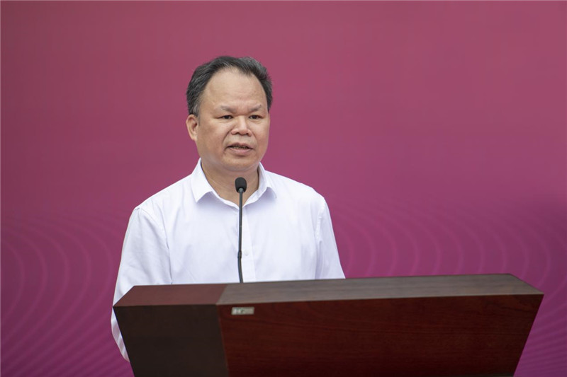 廣西師范大學(xué)出版社集團黨委書記、董事長黃軒莊作匯報發(fā)言.jpg