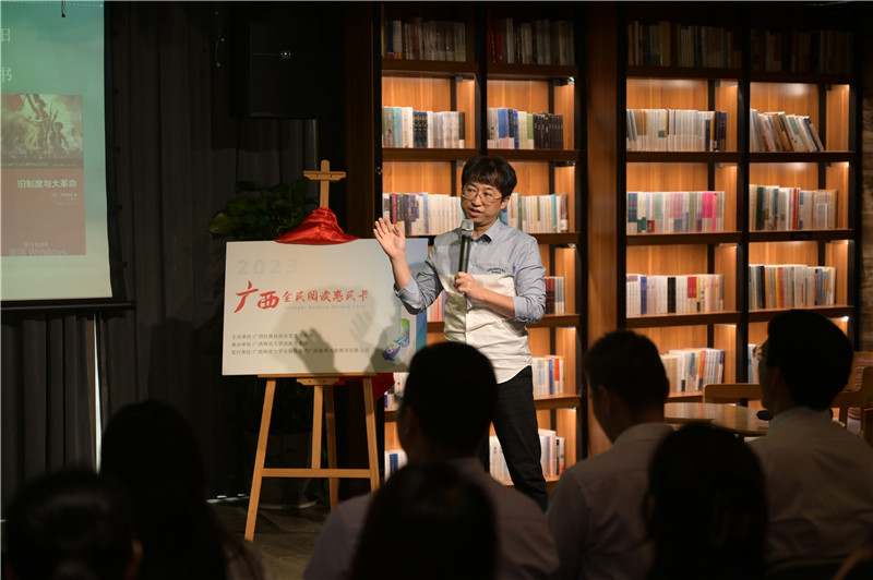 廣西師大出版社集團(tuán)市場部主任陳子鋒介紹“閱讀一小時”活動（攝：李顯楊）.jpg