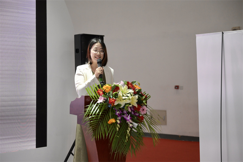 推薦會現(xiàn)場，張笑塵女士介紹藝術(shù)之橋空間情況.jpg