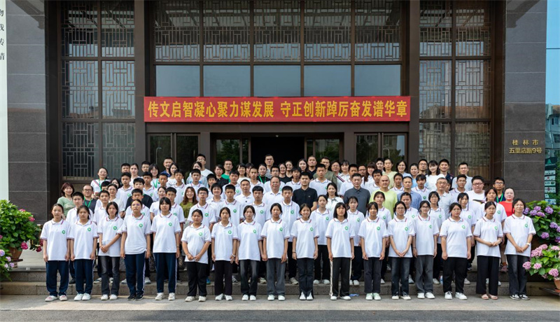 “獨秀班”同學與結(jié)對子員工代表合影.jpg