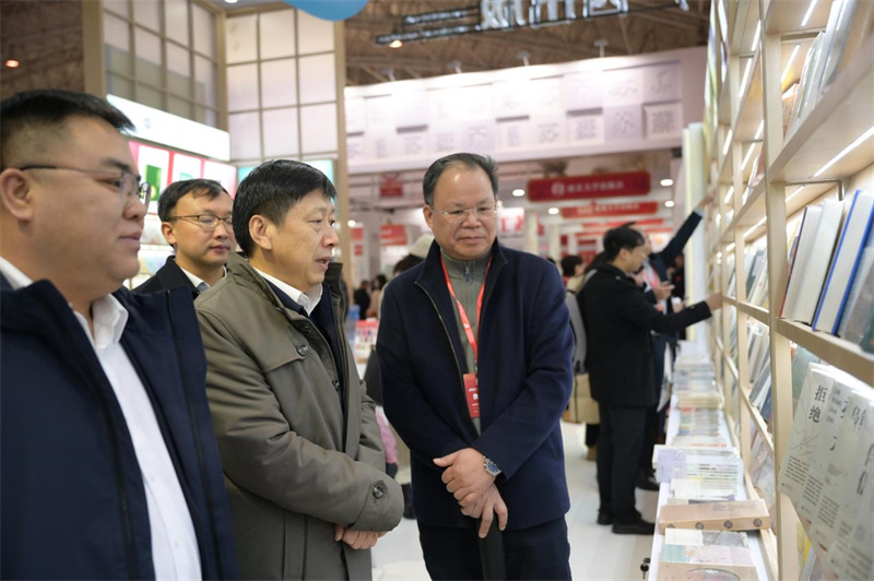 自治區(qū)黨委宣傳部副部長(zhǎng)利來(lái)友（中）視察集團(tuán)公司展位 秦念 攝.jpg