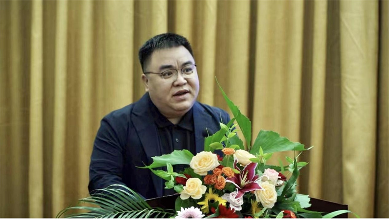 集團(tuán)公司總經(jīng)理黃毓在開幕式上致辭.jpg