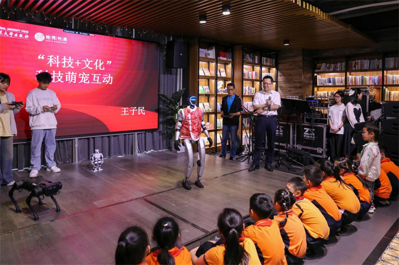 獨(dú)秀書房第三批閱讀導(dǎo)師王子民及團(tuán)隊帶來智能機(jī)器人、機(jī)器狗與觀眾趣味互動.jpg
