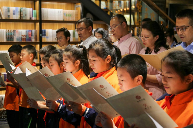 嘉賓代表、閱讀導(dǎo)師與現(xiàn)場觀眾共同參與經(jīng)典共讀.jpg