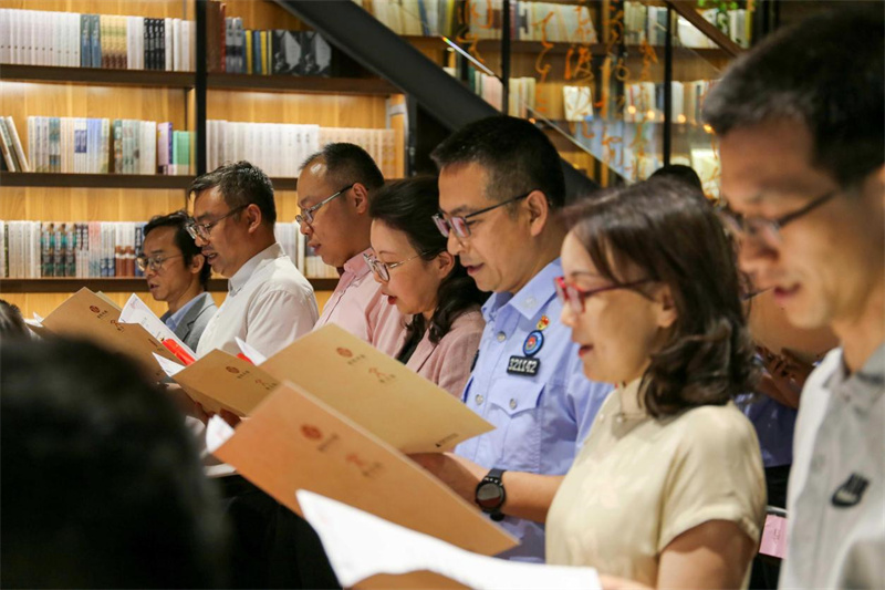 嘉賓代表、閱讀導(dǎo)師與現(xiàn)場觀眾共同參與經(jīng)典共讀(1).jpg