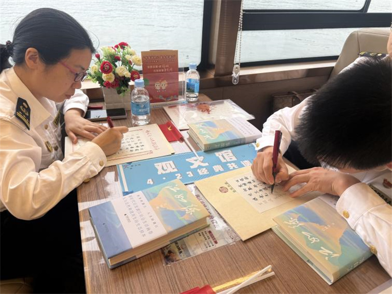 參與者揮毫潑墨，書(shū)寫(xiě)對(duì)漓江的熱愛(ài).jpg