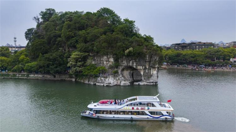 參與者齊聲吟誦《桂林山水》活動(dòng)現(xiàn)場(chǎng).jpg