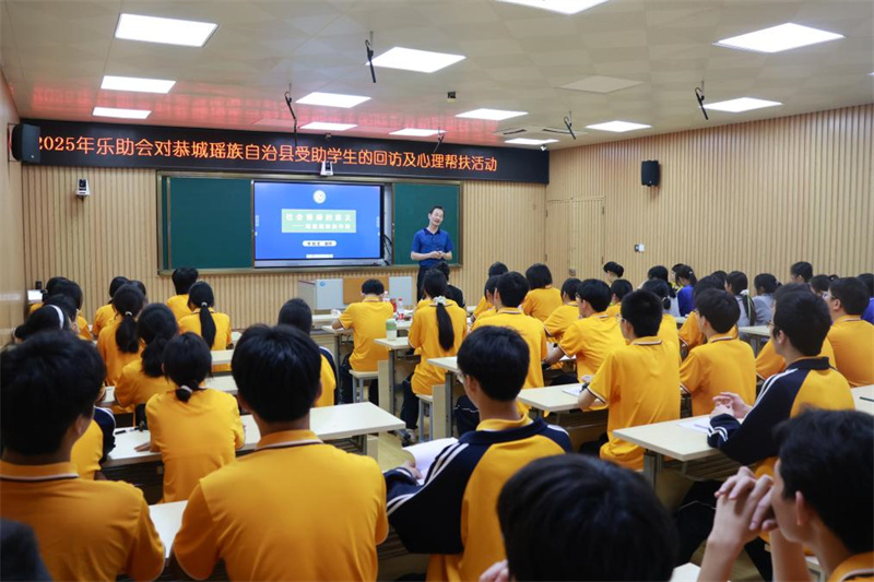 李錦文會(huì)長(zhǎng)在恭城中學(xué)做專題講座（劉志歡 攝）.jpg