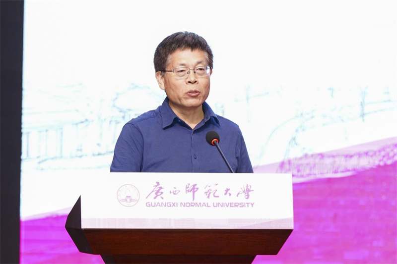 全國出版專業(yè)學(xué)位研究生教育指導(dǎo)委員會(huì)副主任、南京大學(xué)出版研究院常務(wù)副院長張志強(qiáng)致辭.jpg