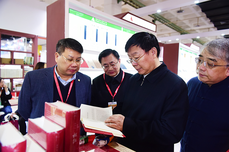 國(guó)家新聞出版廣電總局黨組成員、副局長(zhǎng)、國(guó)家版權(quán)局專職副局長(zhǎng)周慧琳視察集團(tuán)公司展位3.JPG