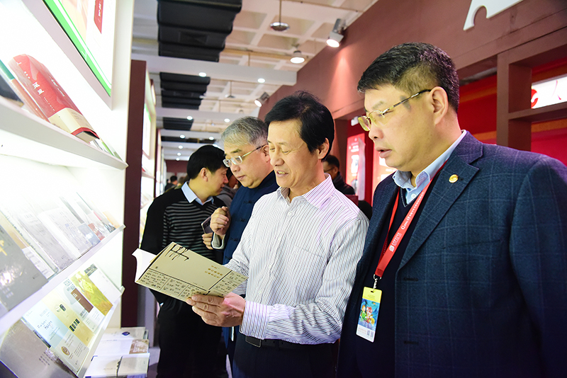 自治區(qū)新聞出版廣電局黨組成員、副局長(zhǎng)朱為范集團(tuán)公司展位1.JPG