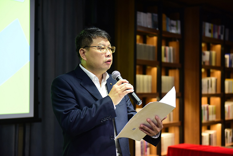 廣西師范大學(xué)出版社集團(tuán)有限公司黨委書(shū)記、董事長(zhǎng)張藝兵致辭（李顯楊 攝）.jpg