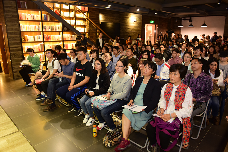 1524559049127029.jpg 現(xiàn)場觀眾認真聆聽施展的演講(李顯楊攝).JPG