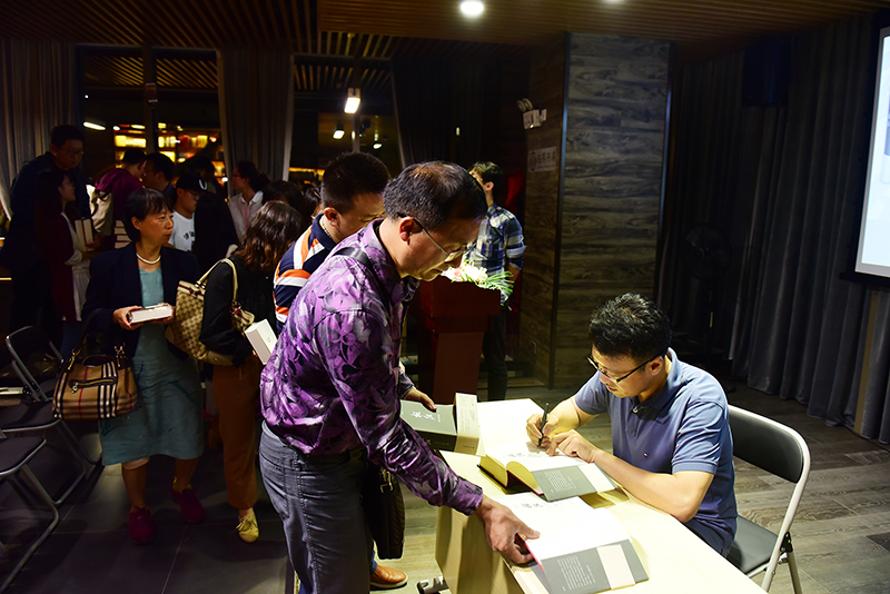 1524559065809255.jpg 施展為讀者簽名留念(李顯楊攝).JPG