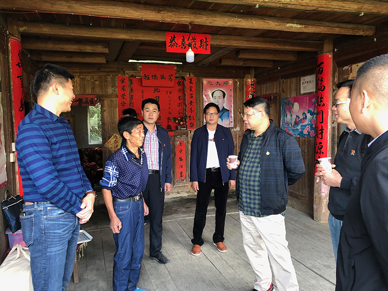1集團(tuán)公司黨委書記、董事長張藝兵與對口幫扶家庭村民羅富書親切交談.jpg