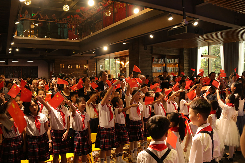 1555832218715833.jpg 獨秀書房·旗艦店主會場全場合唱《我和我的祖國》 (羅鵬攝).jpg