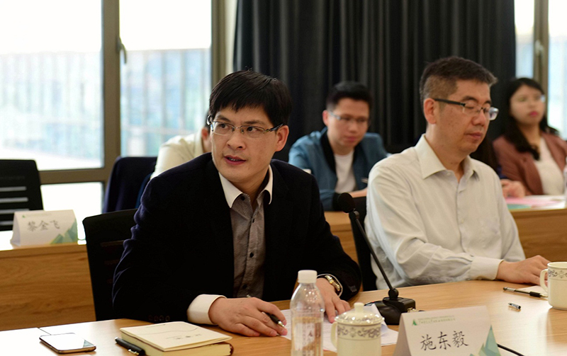 廣西師范大學(xué)出版社集團有限公司副總裁施東毅主持研討會（廖茹畫攝）.jpg