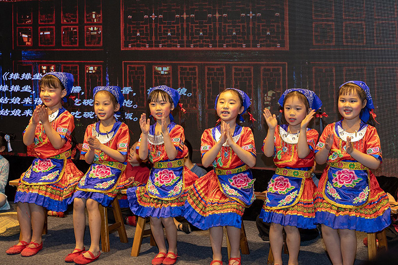聯(lián)盟成員單位廣西師范大學(xué)實驗幼兒園學(xué)生表演《桂林童謠》 黃珊虎 攝.jpg