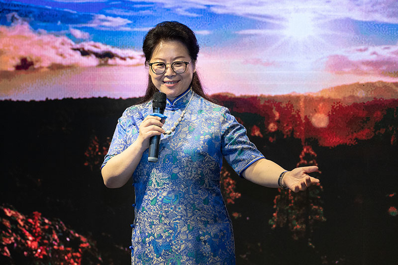 聯(lián)盟閱讀導(dǎo)師楊學(xué)明教授朗誦汪國真《山高路遠》 黃珊虎 攝.jpg