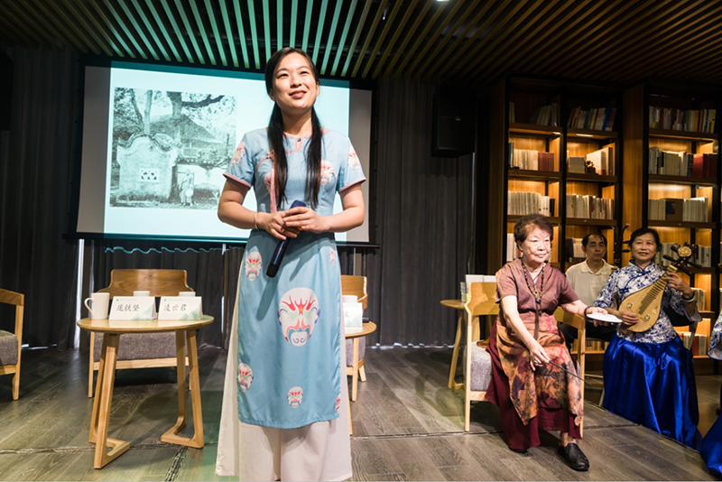 3陸絮彬現(xiàn)場(chǎng)演唱《漓江煙雨》，何紅玉打碟（落霞攝）.png