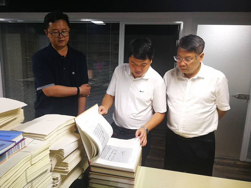 校黨委常委、總會(huì)計(jì)師李英利（左二）在內(nèi)蒙古公司北京出版中心檢查工作.jpg