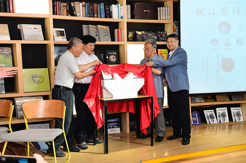 王蒙、聶震寧、鄔書林、張藝兵共同為《生死戀》新書揭幕（李顯楊 攝）.jpg