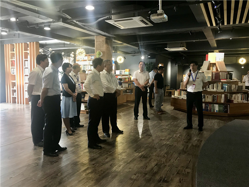 領(lǐng)導(dǎo)們聽取廣西師范大學(xué)出版社集團副總裁施東毅對獨秀書房的介紹 (1).jpg