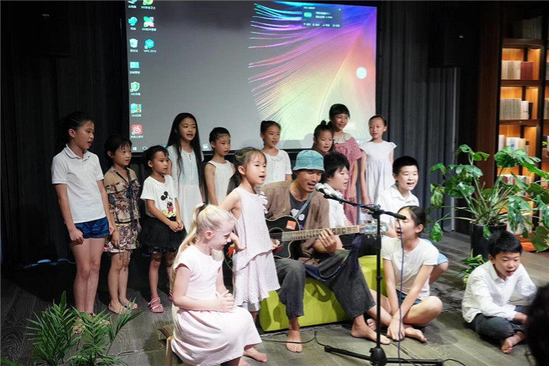 岜農(nóng)與森林谷小學(xué)彈唱會(huì)及《低頭種地，抬頭唱歌》新書(shū)發(fā)布.jpg