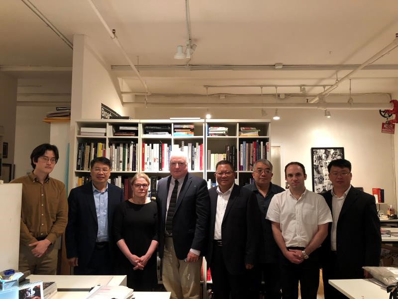 廣西師范大學黨委書記鄧軍（右四）率隊考察廣西師范大學出版社集團海外分公司——ACC出版集團美國公司。_副本.jpg