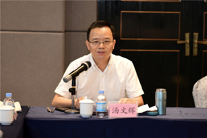 廣西師大出版社集團(tuán)黨委副書記、總編輯湯文輝主持會議.jpg