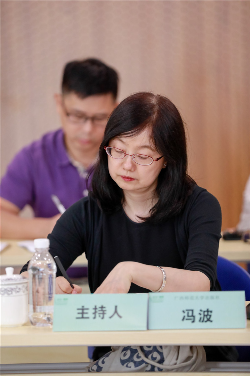 廣西師范大學(xué)出版社副總編輯馮波主持年會.jpg