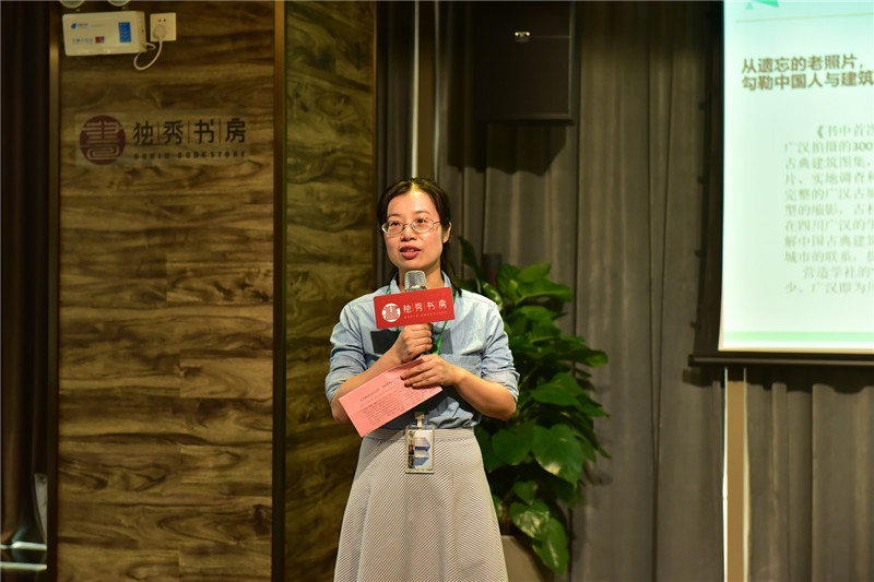 廣西師范大學出版社美術分社質(zhì)量總監(jiān)廖佳平介紹新近出版的好書  秦念攝.JPG