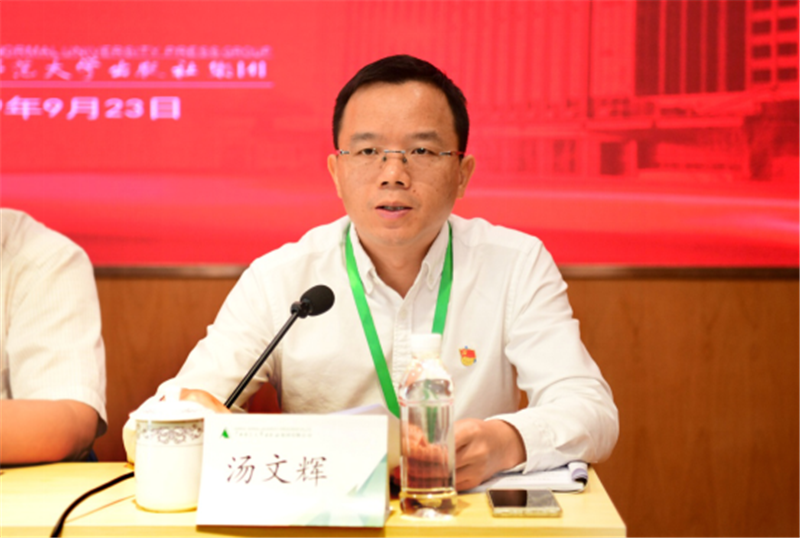 集團(tuán)公司黨委副書記、總編輯湯文輝主持會議.png