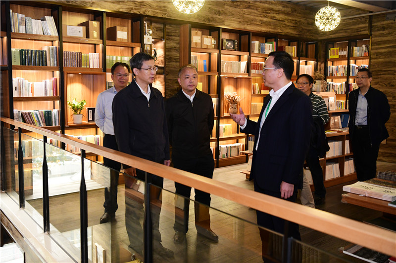 參觀獨秀書房旗艦店.jpg