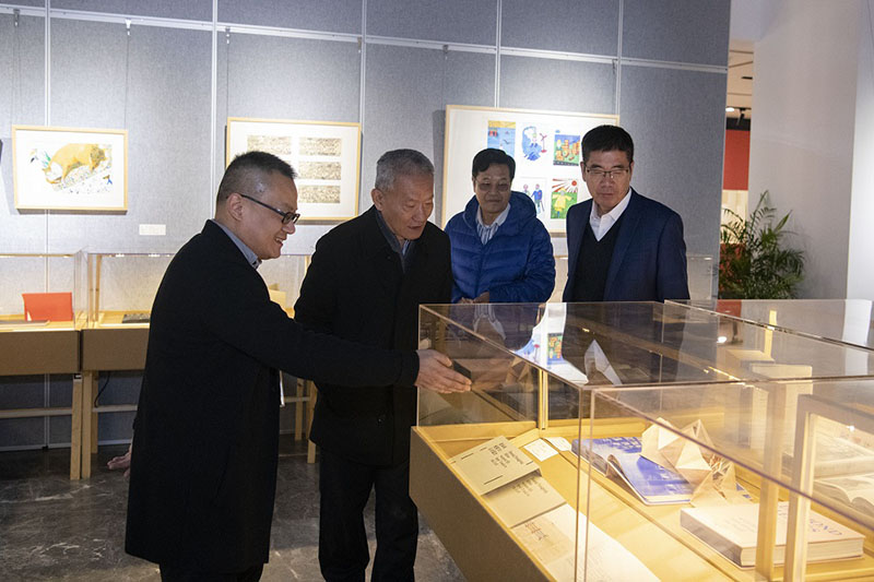 9.國家新聞出版廣電總局原副局長、中國出版協(xié)會常務副理事長鄔書林（左二）先生參觀展覽（李顯楊攝）.jpg