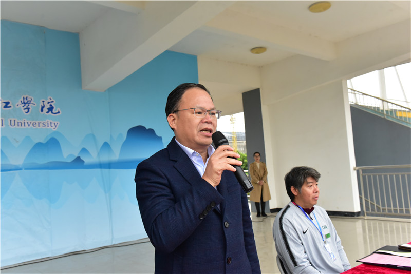 3廣西師范大學黨委常委、集團公司黨委書記、董事長黃軒莊宣布比賽開幕（秦念  攝）.JPG
