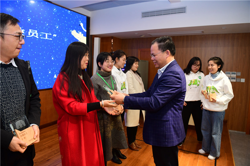 集團(tuán)黨委書記、董事長黃軒莊為“魔法象五周年致敬員工”頒發(fā)榮譽(yù)獎?wù)?2.27（攝 李顯揚(yáng)）.JPG